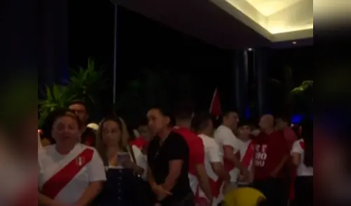 La hinchada de la ‘bicolor’ residente en Estados Unidos llegó hasta el hotel de concentración para realizar el tradicional ‘banderazo’. elpopular.pe