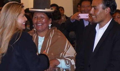 Yujra besó la wiphala durante su discurso elpopular.pe