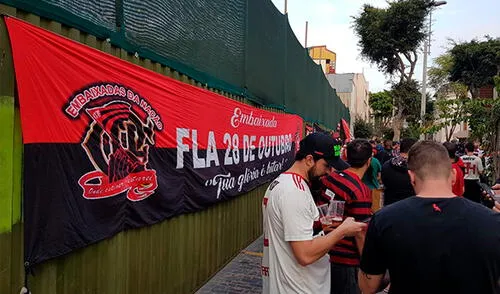 Hinchas del Flamengo a la espera del equipo de sus amores elpopular.pe
