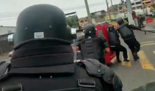 Mototaxista huye arrastrando a fiscalizadores en Surco elpopular.pe