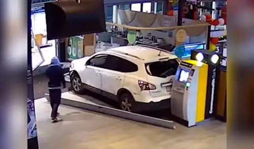 Los intentos fallidos fueron tantos que el parachoques terminó por caerse elpopular.pe