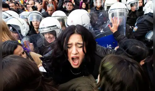 Mujeres fueron agredidas por agentes de seguridad en Turquía elpopular.pe