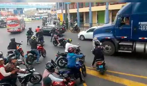 Los motociclistas impidieron tránsito de camión que llevaba moto incautada elpopular.pe
