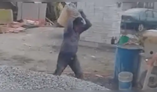 El invidente lleva laborando como albañil por más de 15 años elpopular.pe