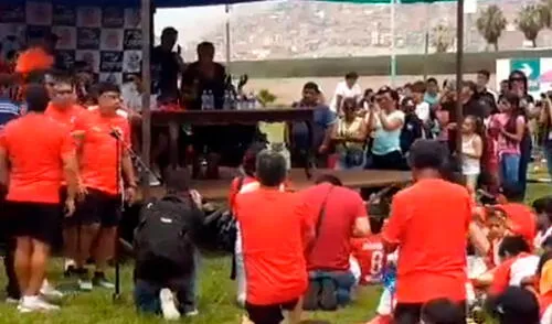 Paolo Guerrero y su madre Doña Peta felicitan a niños en semillero deportivo elpopular.pe