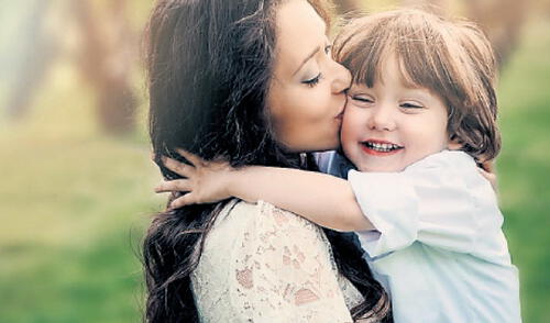 El dilema sobre la demostración de afecto de besar en la boca a los hijos elpopular.pe