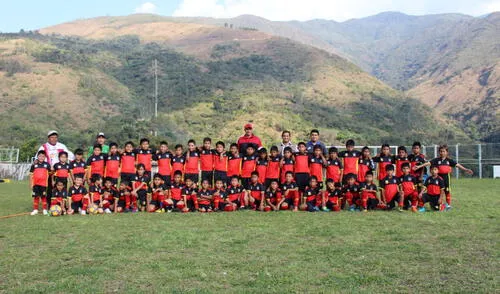 Carlos Lugo en la escuela de fútbol de Huayopata en La Convención elpopular.pe