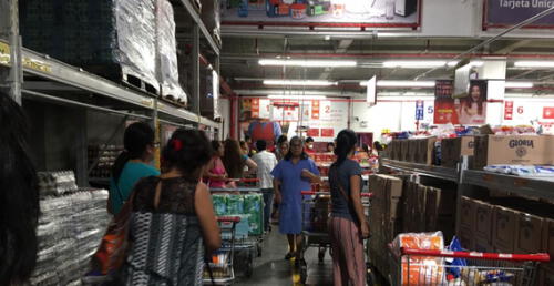 Compradores abarrotan supermercados buscando productos elpopular.pe