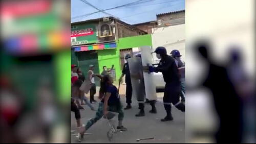 Comerciantes informales usaron piedras, palos, fierros y otros cosas para atacar a los serenos de San Juan de Miraflores. elpopular.pe