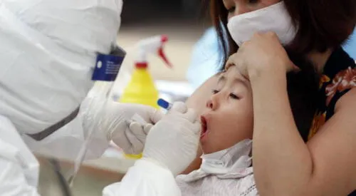 Los niños y adolescentes desarrollaron síntomas como erupción cutánea, vómitos y fiebre persistente. elpopular.pe
