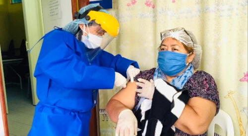 Vacunación en Hospital Negreiros. elpopular.pe