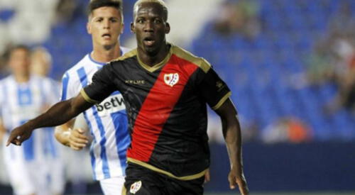 El defensor peruano Luis Advíncula del Rayo Vallecano muestra su malestar por muerte de afroamericano. elpopular.pe