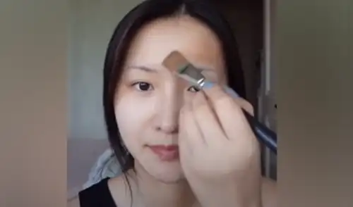 La joven tuvo radical cambio con ayuda de la magia del maquillaje. elpopular.pe