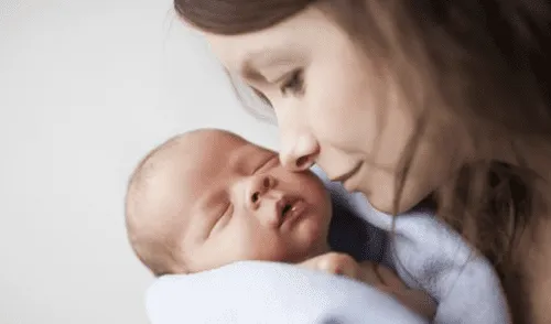 Los especialistas recomiendan a las madres brindar de 4 a 12 abrazos diario. elpopular.pe