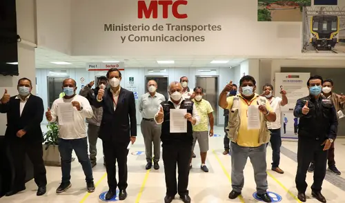 Luego de varias horas, los dirigentes del gremio de transportistas llegaron a un acuerdo con el Ejecutivo. elpopular.pe