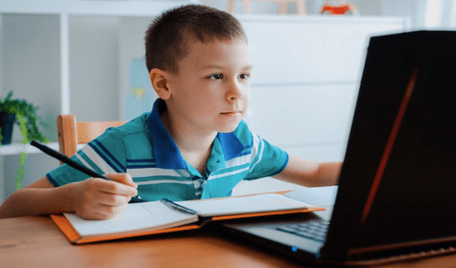 Procura que tus hijos descansen la vista después de cada clase. elpopular.pe