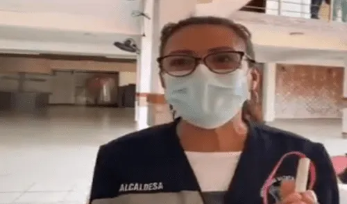 Jane Donayre Chávez, alcaldesa de Punchana, se vacunó pese a no estar incluida aún en el padrón oficial de inoculación. elpopular.pe