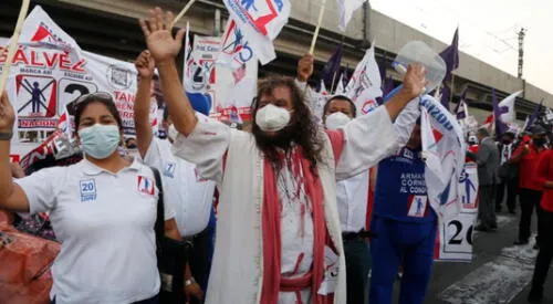 Valencia tuvo que pasar por tres intervenciones quirúrgicas tras caer accidentalmente del tercer piso de su casa. elpopular.pe