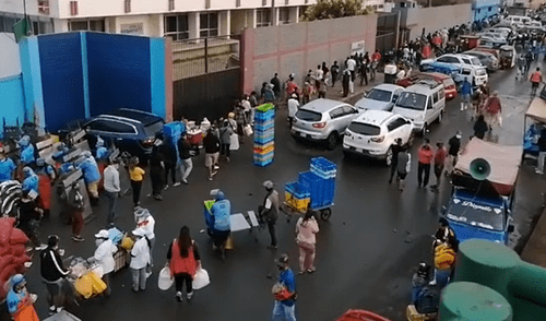 Las personas en la fila de ingreso al terminal pesquero no respetaban el distanciamiento social. elpopular.pe