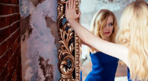 El narcisismo se caracteriza por un patrón de grandeza y fantasía. elpopular.pe