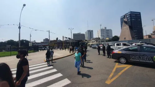 Personas realizan larga cola para emitir su voto en Jesús María. elpopular.pe