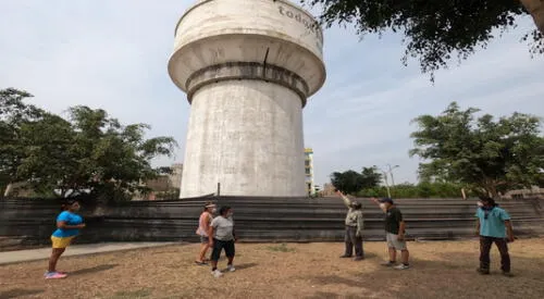 Vecinos de los Olivos denuncian que filtración en tanque de Sedapal podría traer dengue elpopular.pe