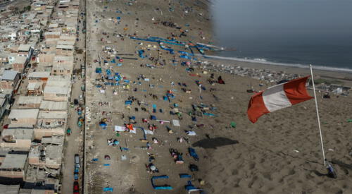 Miles de personas invaden Lomo de Corvina en Villa El Salvador. elpopular.pe