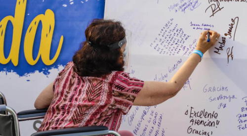 Los adultos mayores dejan mensajes de esperanza tras recibir la vacuna contra el coronavirus. elpopular.pe