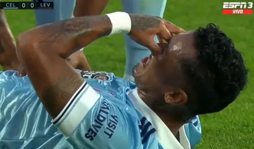 Renato Tapia trata de cortar un balón y sale lesionado. elpopular.pe