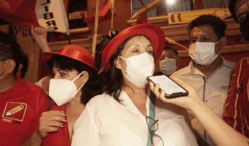 Dina Boluarte cometió infracciones de tránsito. Una de ellas, manejar con el teléfono celular. elpopular.pe