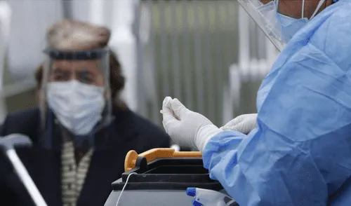 Adulta mayor asistió portando solo un carné de sanidad de 1954. elpopular.pe