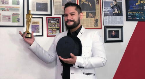Mago Biondi recibe el premio. elpopular.pe