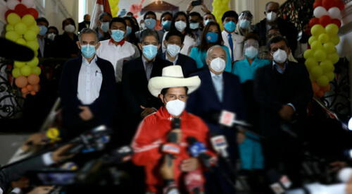 Pedro Castillo junto a su equipo técnico. elpopular.pe