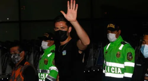 Santiago Ormeño lanzó un ¡arriba Perú! en pleno aeropuerto Jorge Chávez. elpopular.pe