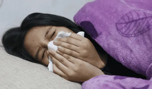 Atento a síntomas leves como estornudos o cansancio. Podría tratarse de un caso asintomático de COVID-19. elpopular.pe