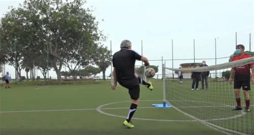 Practican futbol tenis deportistas de la tercera edad en Miraflores. elpopular.pe