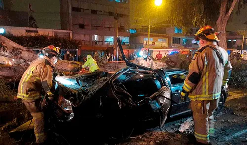 Bomberos demoraron más de una hora para rescatar a dos de los heridos elpopular.pe