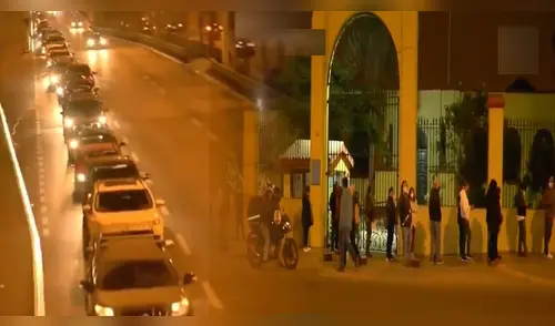 Lasgas colas de autos y personas en dos vacunatorios de Lima y Callao elpopular.pe