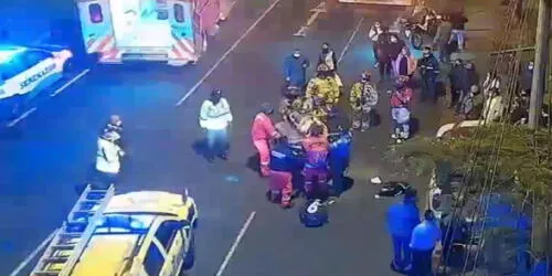 Motociclista sufrió grave accidente tras pasarse luz roja del semáforo elpopular.pe