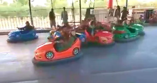 Talibanes jugando en un parque de diversiones. elpopular.pe