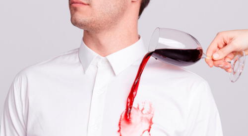 Los mejores trucos para quitar manchas de vino de la ropa elpopular.pe
