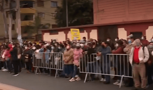 Familiares aglomerados en los exteriores de la UNMS elpopular.pe