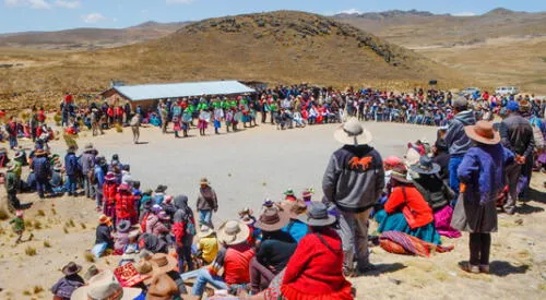 Una de los pedidos de los comuneros para resolver el conflicto es ser los proveedores de dichos transportes encapsulados, el cual transporta los minerales que extrae la empresa. elpopular.pe