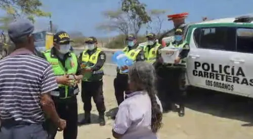 Personas de la tercera edad reciben ayuda de policías en Piura. elpopular.pe