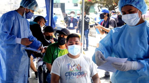 Tomas las medidas del caso cuando te toca tu vacuna contra el COVID-19. elpopular.pe