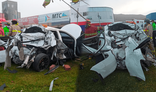 Auto donde viajaba la adulta mayor termino totalmente destrozado tras el impacto elpopular.pe