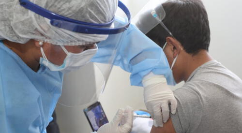 Solicitan flexibilizar protocolos en vacunatorios que inocularan a adolescentes de 15 a 17 años. elpopular.pe