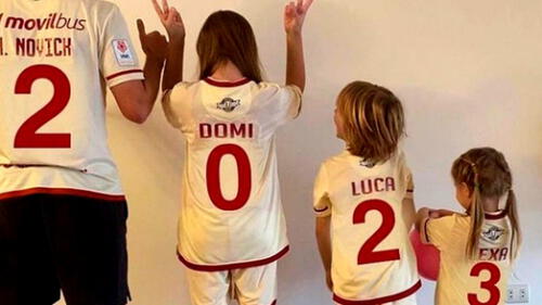 Novikc juntos a sus hijos con camseta crema formando el número 2023. elpopular.pe