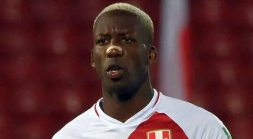 Luis Advíncula recibió una tarjeta amarilla que lo sacó del partido contra Colombia. elpopular.pe