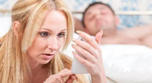 Abogado explica qué debes hacer si tu pareja revisa tu celular sin consentimiento. elpopular.pe